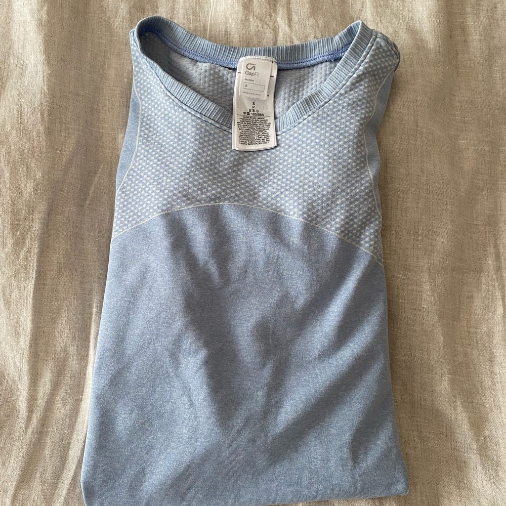 GAP FIT Motion Long Sleeve Jersey Workout Top